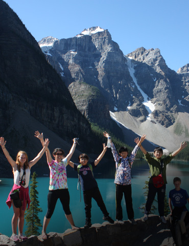 캐나다 청소년 배낭여행 중 산과 호수를 배경으로 찍은 사진