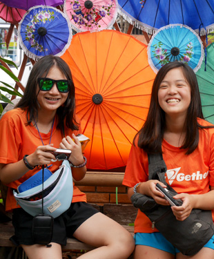 태국라오스 청소년 배낭여행 중 벤치에 앉아 있는 사진